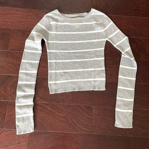 Grey Aeropostale cropped sweater. Only worn twice, so in excellent condition.